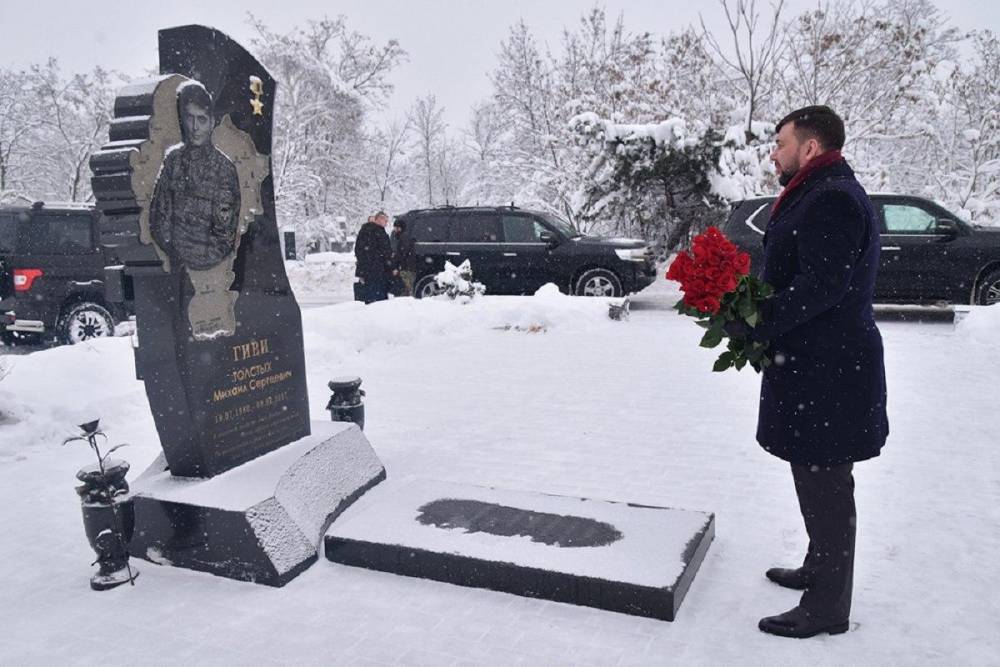 Пушилин возложил цветы к могиле Гиви в годовщину гибели