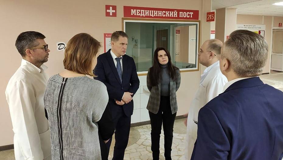 "Абсолютно не способен к эмпатии": глава Минздрава рассказал о проблеме общения российских врачей с пациентами