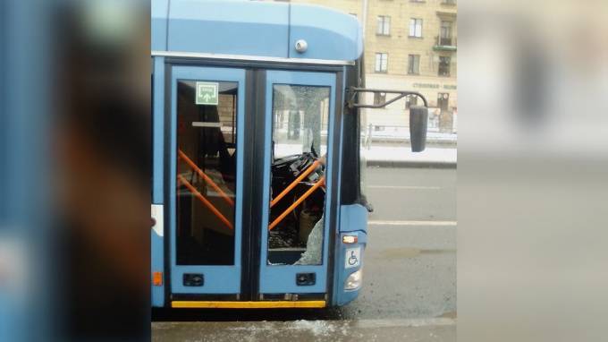 Неизвестный разбил стекло у троллейбуса на станции метро "Лесная"