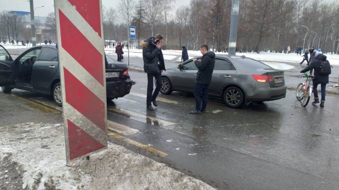"Kia Cerato" догнал "Nissan Almera" на пешеходном переходе у перекрестка Дыбенко и Товарищеского