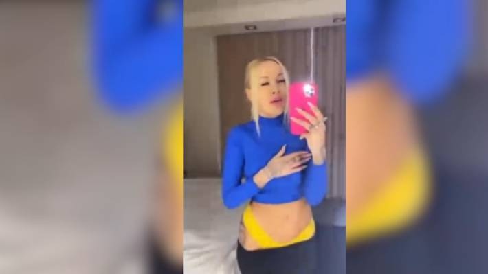 Жене украинского футболиста Морозюка грозит срок за исполнение гимна в нижнем белье