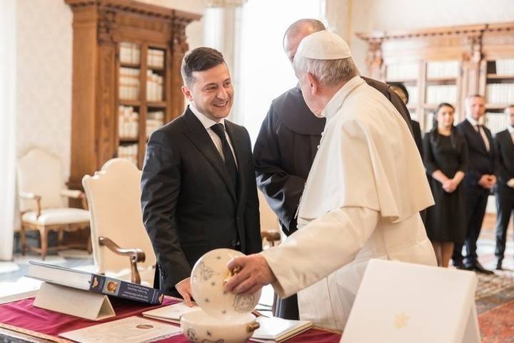 Зеленский заявил, что Папа Римский назвал его «президентом мира»