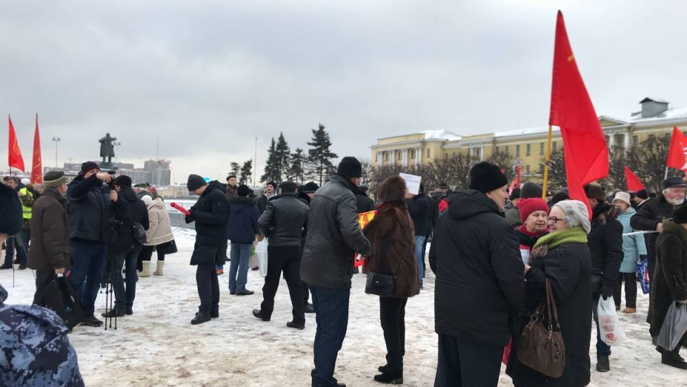 Коммунисты помитинговали на площади Ленина в Петербурге в субботу днем
