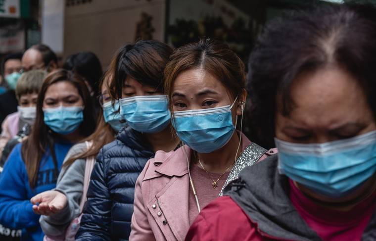 Власти Шанхая обязали людей выходить на улицу только в масках