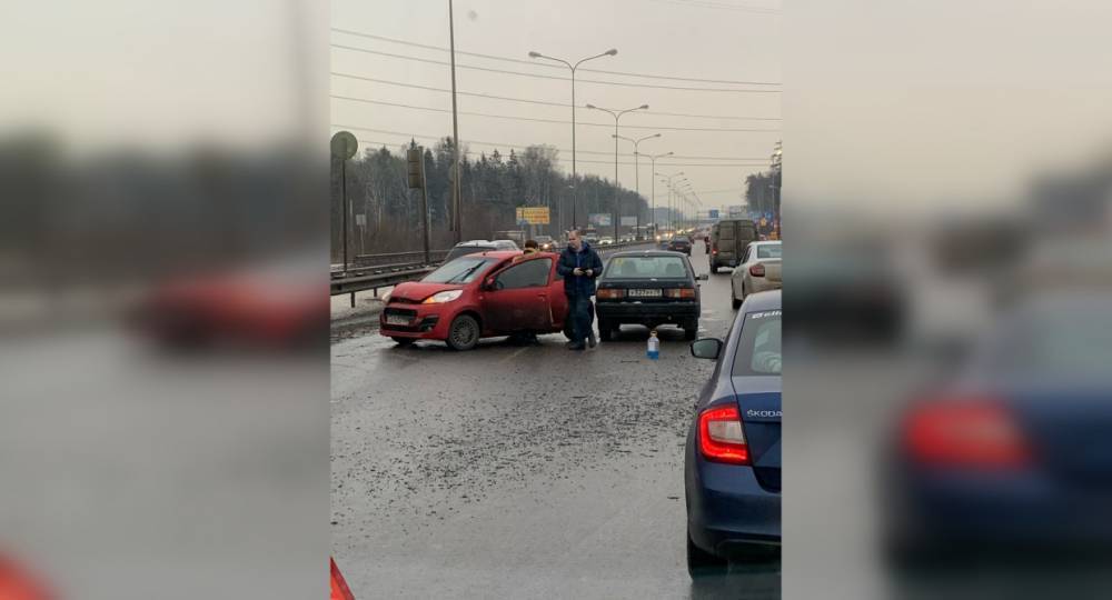 Сразу три авто столкнулись на трассе у Заневки в Ленобласти