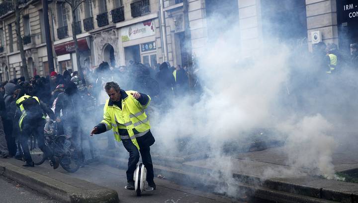 Парижская полиция разогнала и оштрафовала протестующих