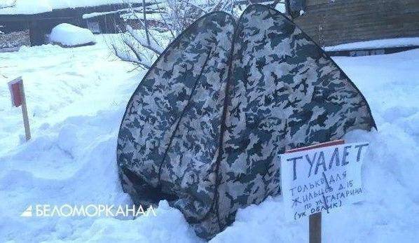 Из-за лопнувших труб в доме в Архангельске жильцы обустроили туалет во дворе