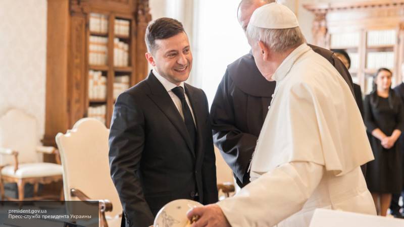 Зеленский предложил папе Римскому посетить Киев