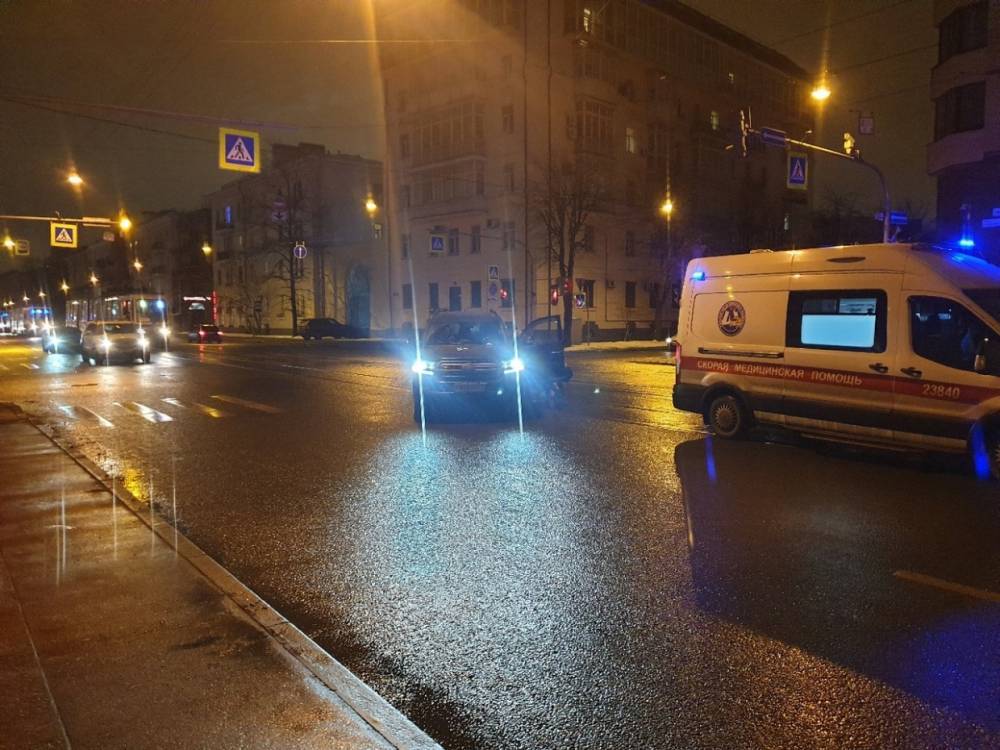 Toyota Land Cruiser сбил на пешеходном переходе улицы Савушкина женщину