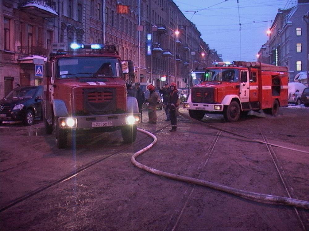 Пожарные тушат склад по № 1-БИС на Лиговском проспекте