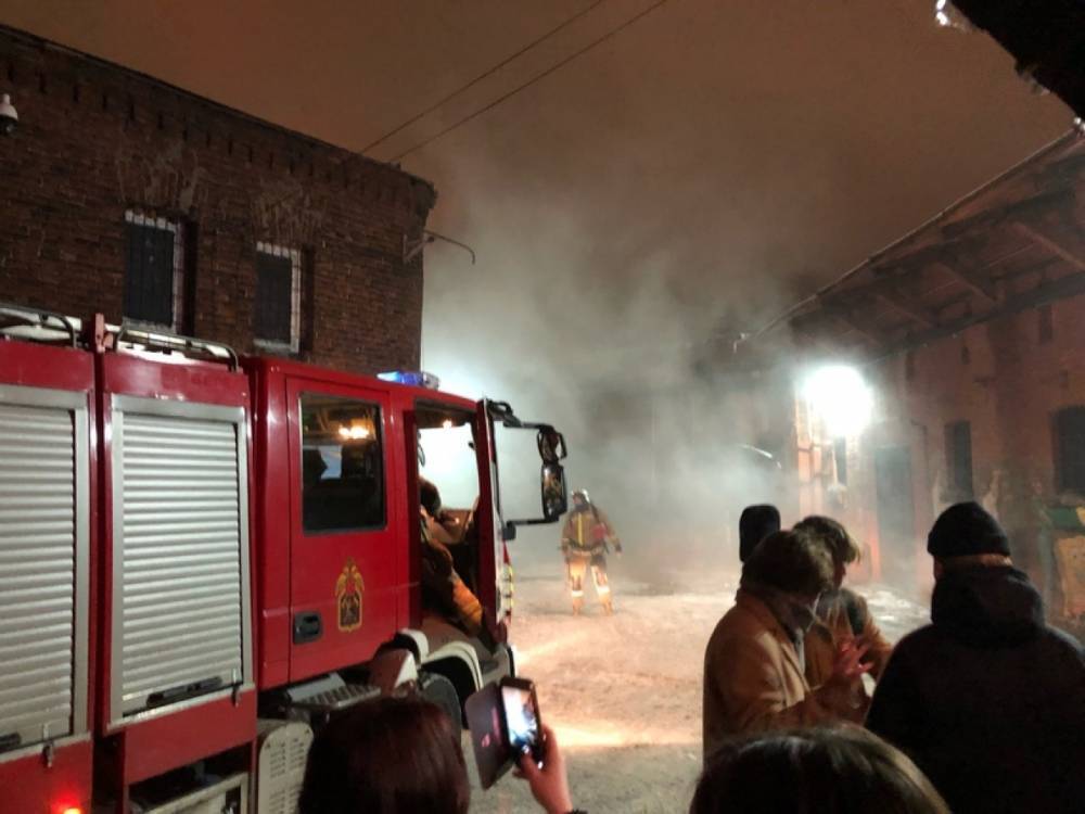 Пожарные эвакуировали BMW и транспортные баллоны с горящего склада на Лиговском проспекте