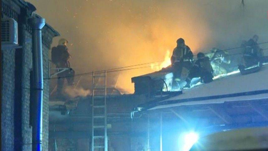 Пожар на складе рядом с развлекательными заведениями в Петербурге локализован