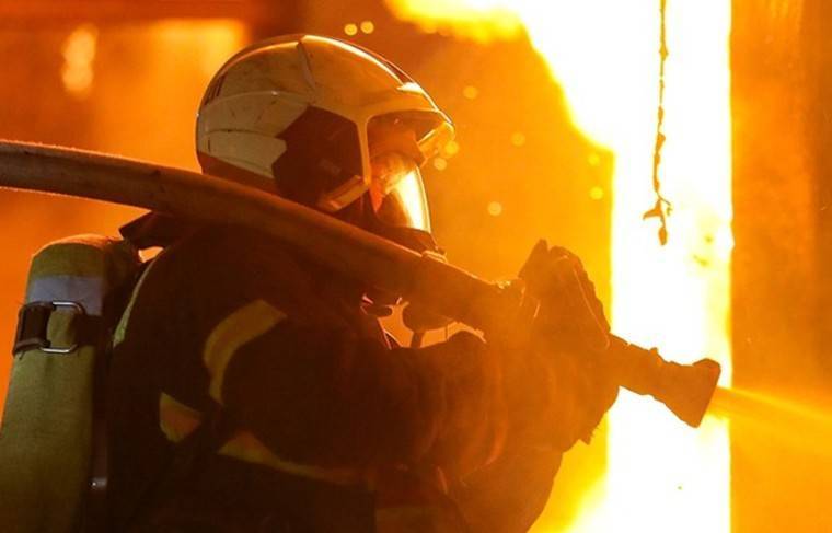 Пожарные потушили склад в Санкт-Петербурге