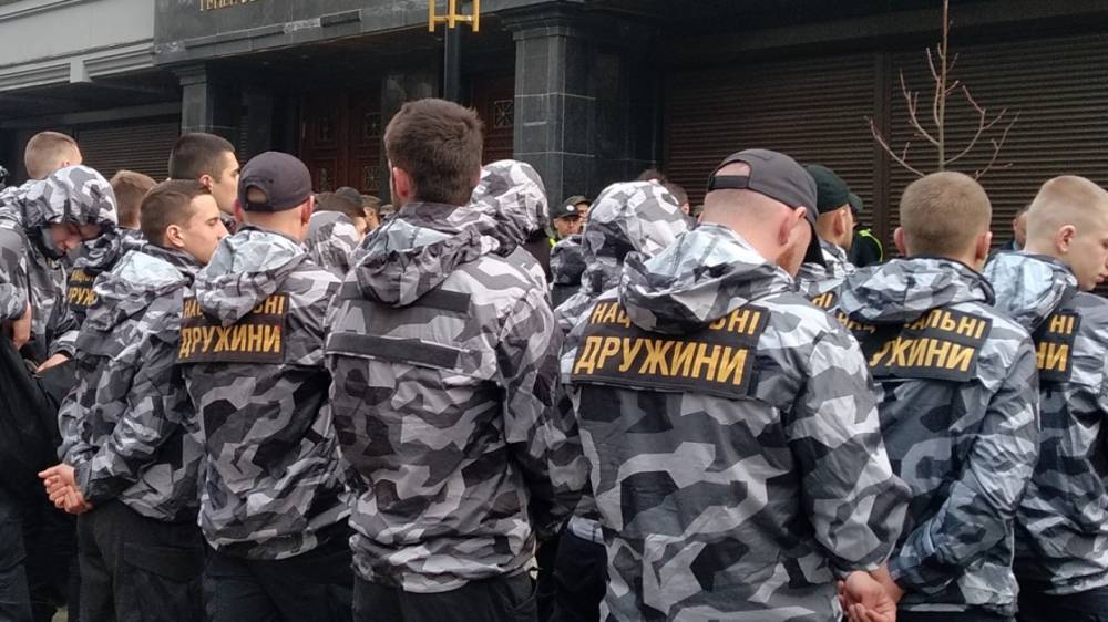 Националисты в Одессе выбросили в мусорный бак мемориальную доску маршалу Жукову