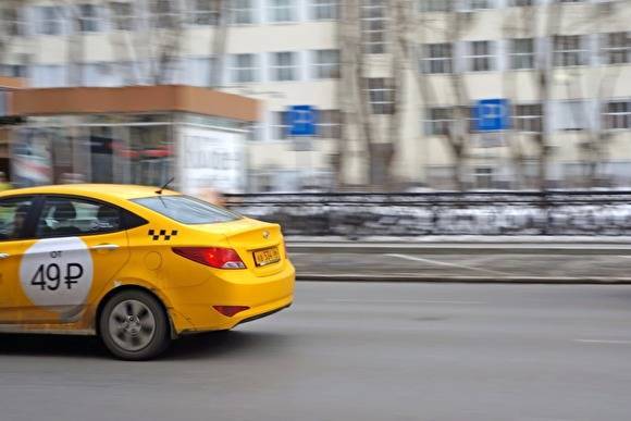 В Екатеринбурге при столкновении фуры и такси погибли два человека
