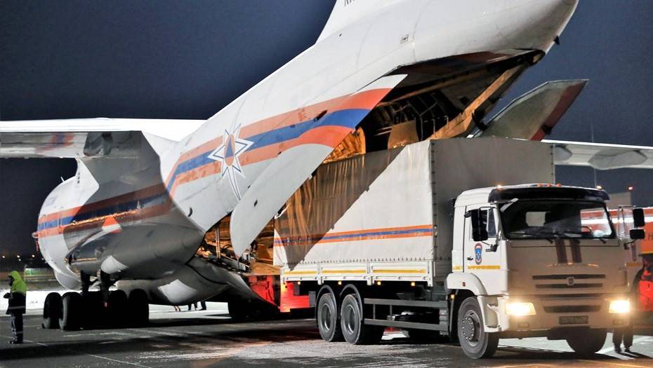 Самолет МЧС доставил гуманитарную помощь в КНР