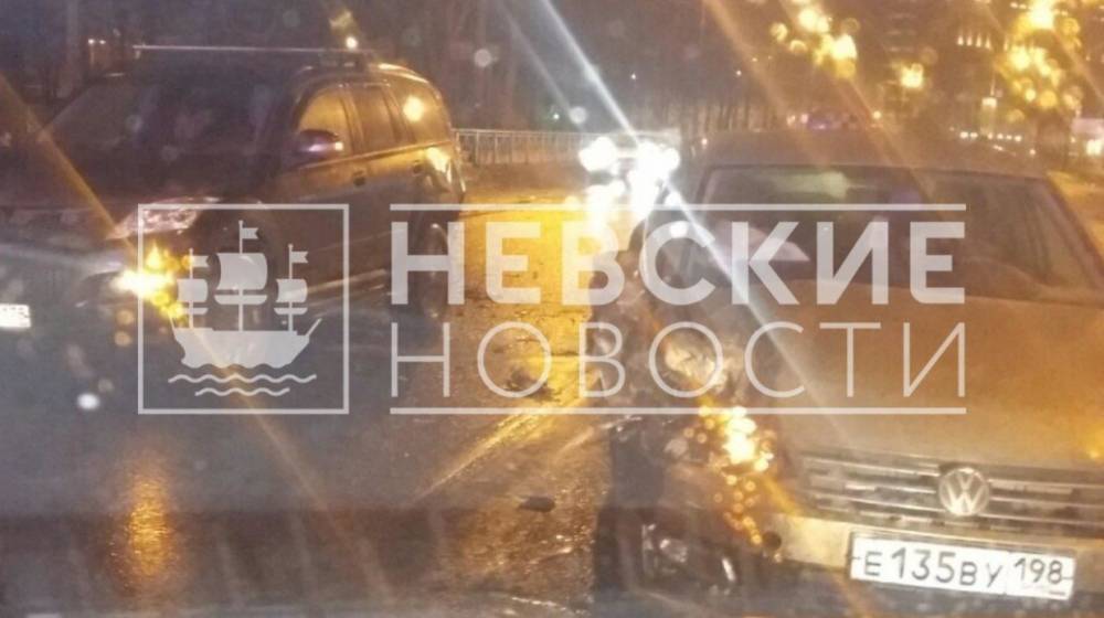 Два пассажира такси попали в больницу после ДТП на перекрестке Пискаревского и Жукова