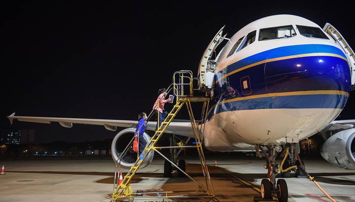 Китайские авиакомпании массово увольняют иностранных пилотов - vesti.ru - Китай
