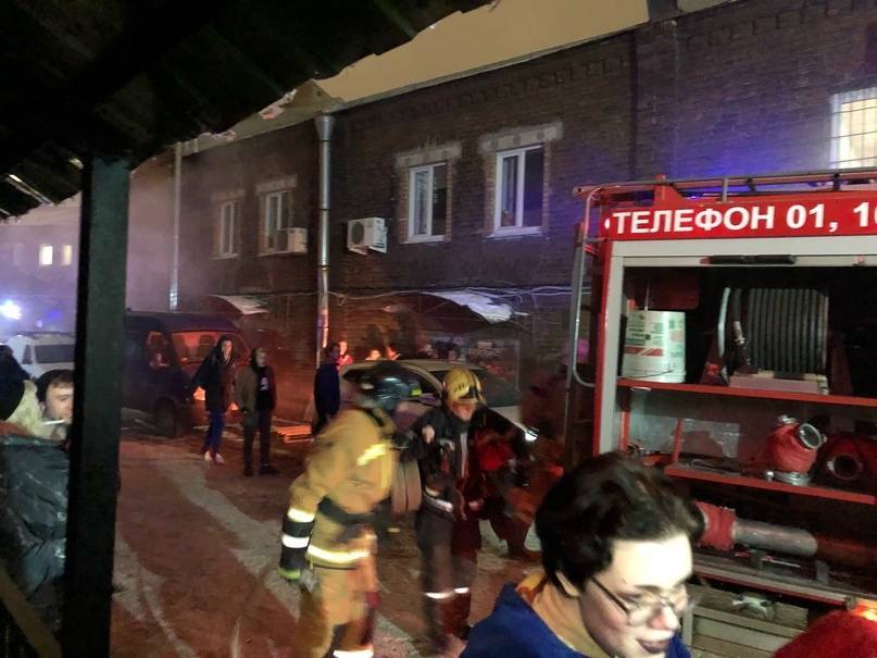 Пожарные ликвидировали возгорание на складе в центре Петербурга