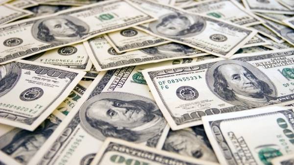 Исследование показало, что россияне в январе стали активно покупать валюту