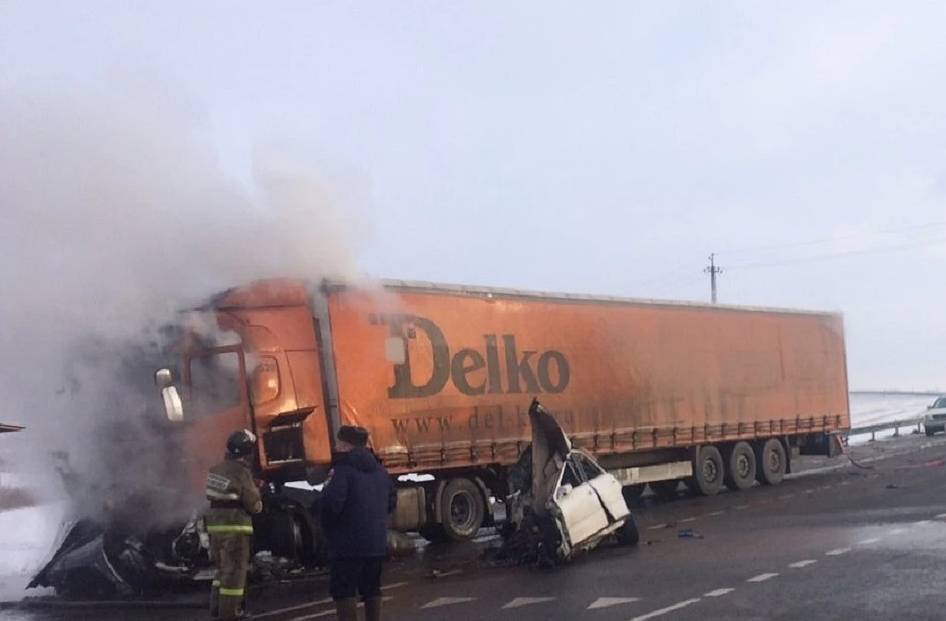 Три человека погибли в ДТП с грузовиком в Иркутской области