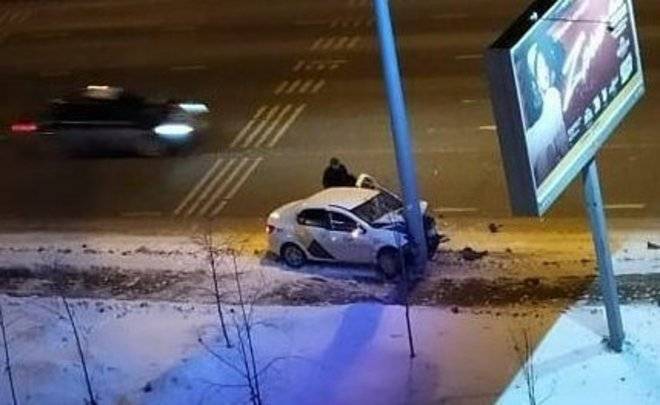Пассажирка такси погибла в столкновении автомобиля со столбом в Казани