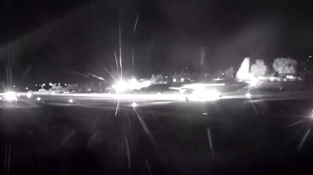 Посадку уходящего от обстрела лайнера на российскую базу «Хмеймим» в Сирии сняли на видео