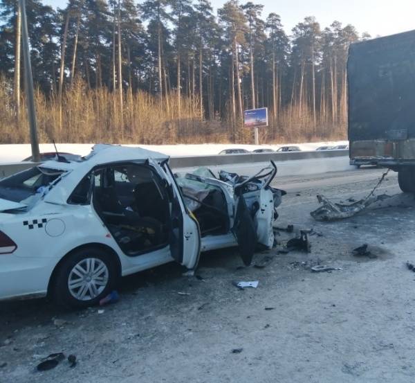 В Екатеринбурге в аварии с грузовиком погибли водитель и пассажирка "Яндекс. Такси"
