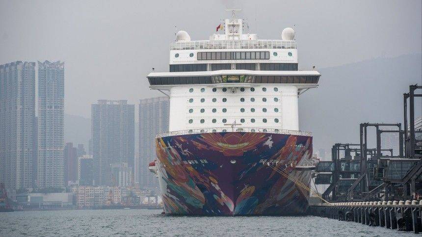 Пассажирам лайнера, помещенного на карантин в Гонконге, разрешили покинуть судно