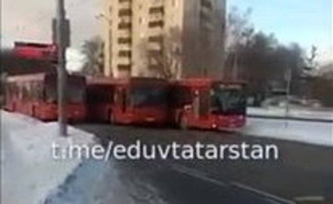 Соцсети: В Казани столкнулись три автобуса, полностью перекрыв дорогу — видео