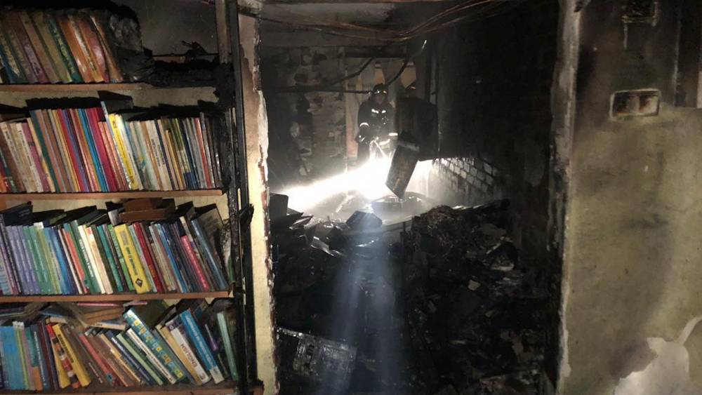 Старые книги, мебель и оргтехника сгорели в школе в Сочи.