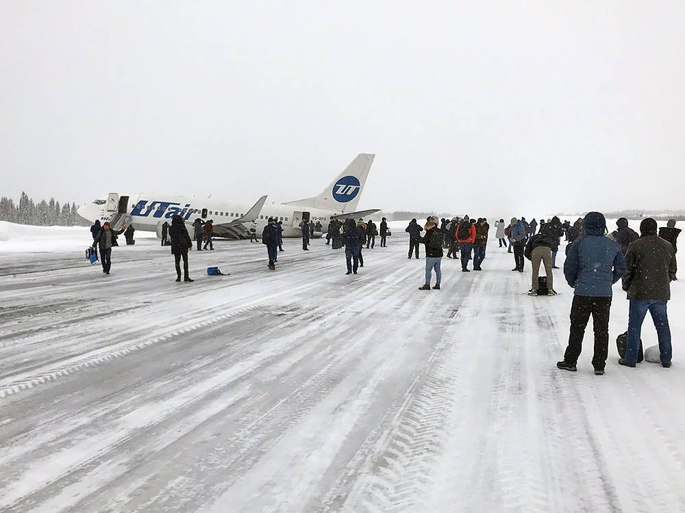 В Коми пассажирский самолёт повредил хвост во время посадки