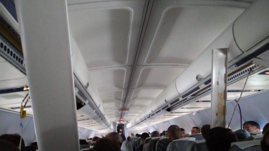 Видео из салона самолета, совершившего аварийную посадку в Усинске