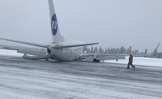 В Коми пассажирский самолет совершил жесткую посадку
