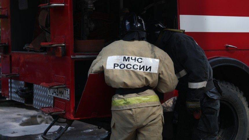 Люди застряли в лифте во время пожара на территории завода в Москве