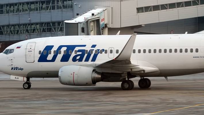Пассажирский Boeing 737 совершил жесткую посадку в Коми