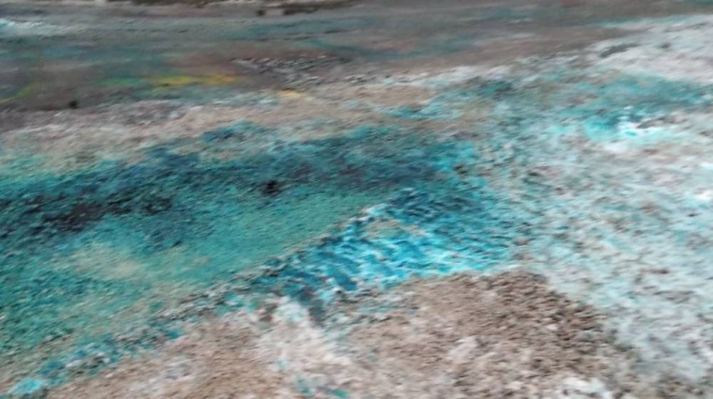 В Пскове появился лед неестественного цвета