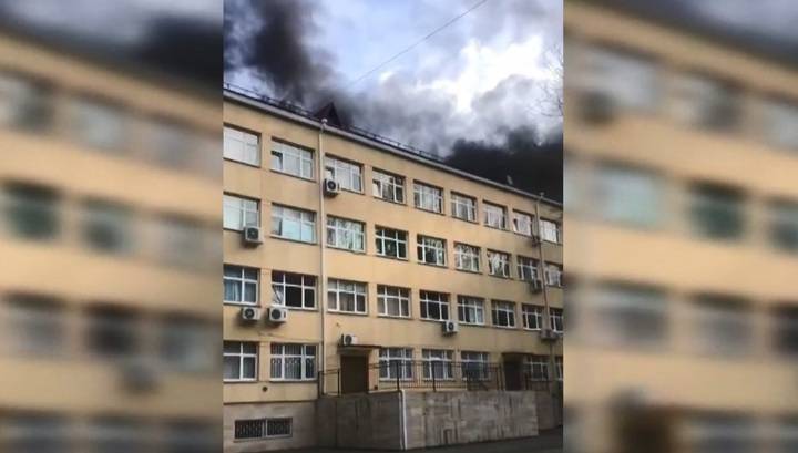 На видео сняли пожар, произошедший в сочинской средней школе