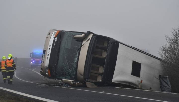 В Чехии перевернулся двухэтажный автобус со школьниками, есть пострадавшие