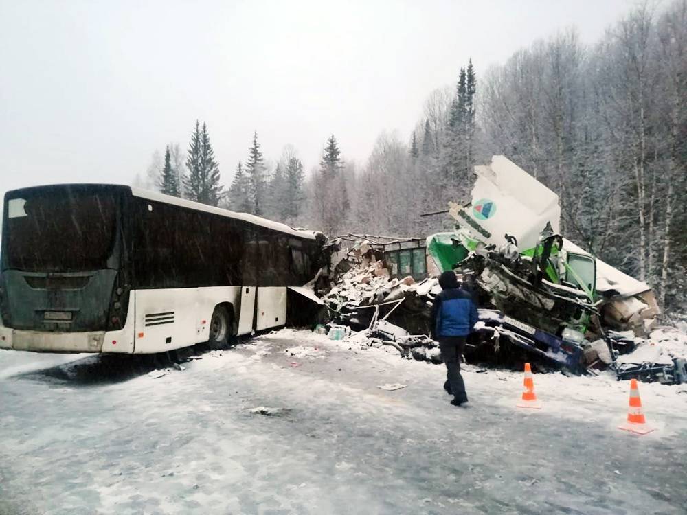 Страшная авария в Кузбассе: фура протаранила пассажирский автобус