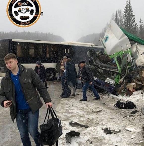 В Кемеровской области грузовик столкнулся с пассажирским автобусом