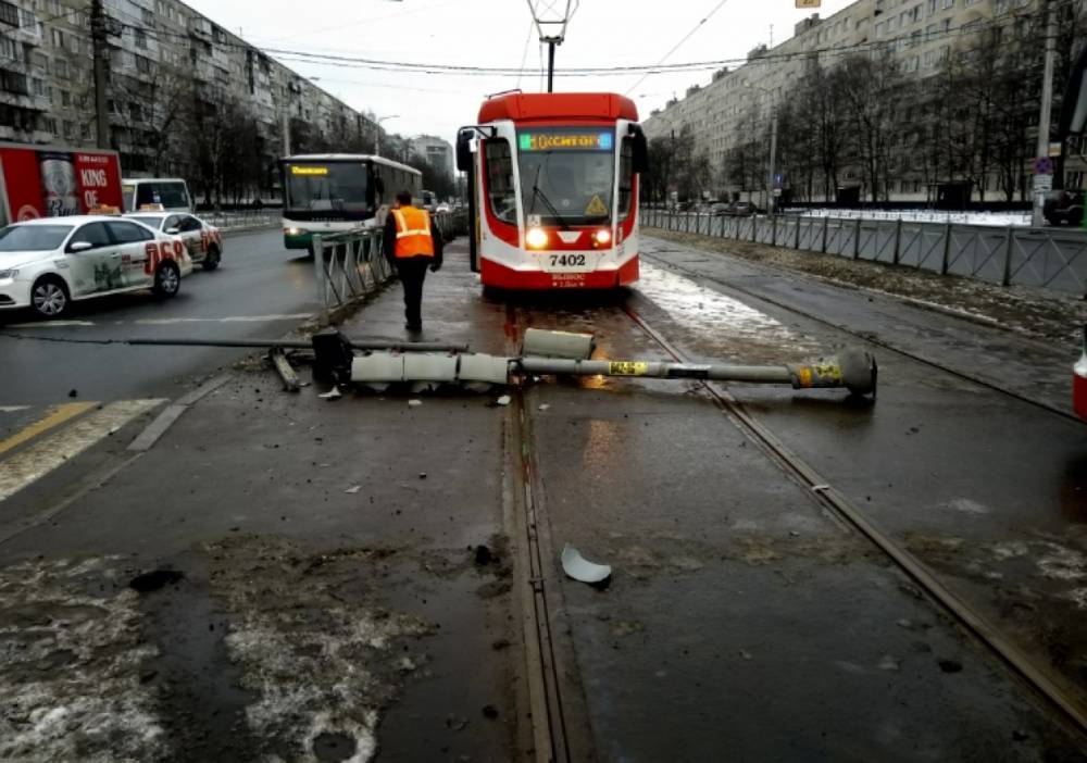 Упавший на пути светофор перекрыл движение трамваев на проспекте Солидарности