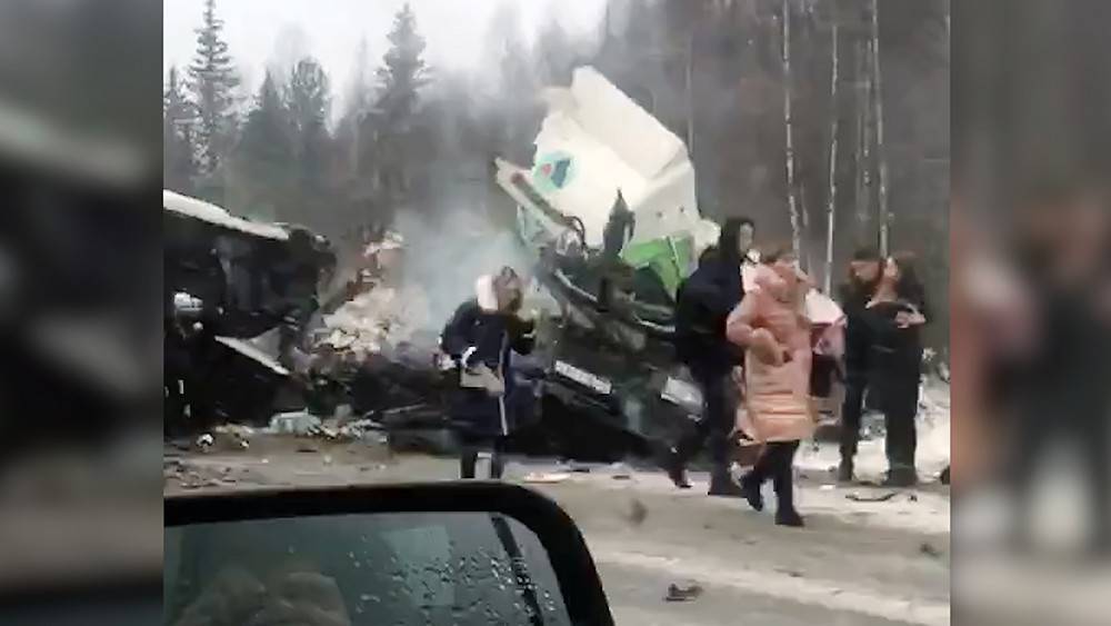 Первые минуты после аварии автобуса и фуры в Кузбассе (видео)
