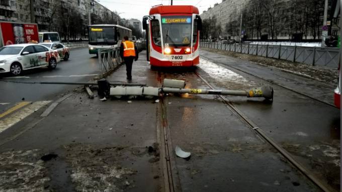 Светофор преградил путь трамваю у перекрестка улицы Коллонтай и проспекта Солидарности