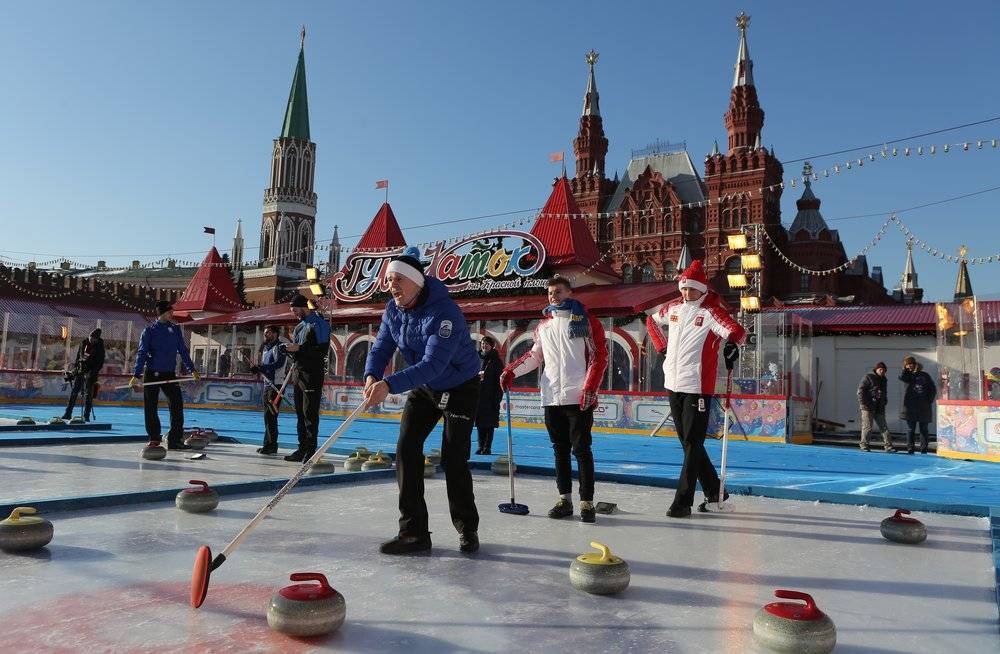 Московская команда победила на турнире по керлингу на Красной площади