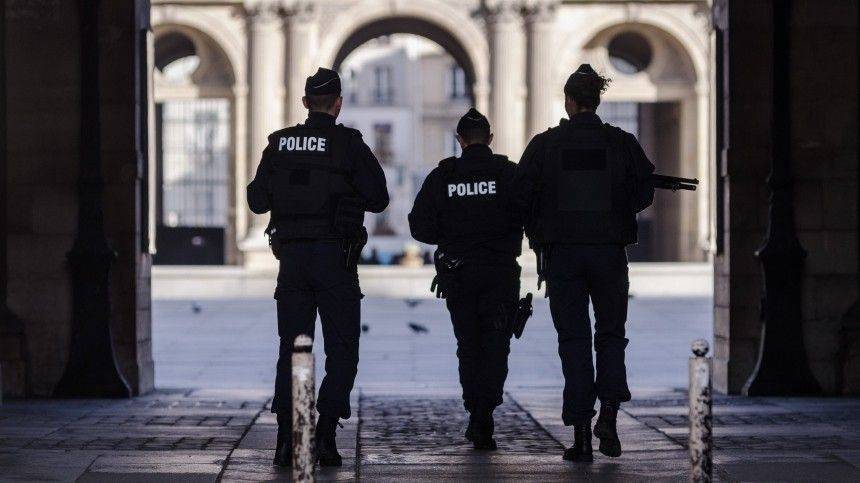 Человек с мачете задержан у входа в метро во Франции