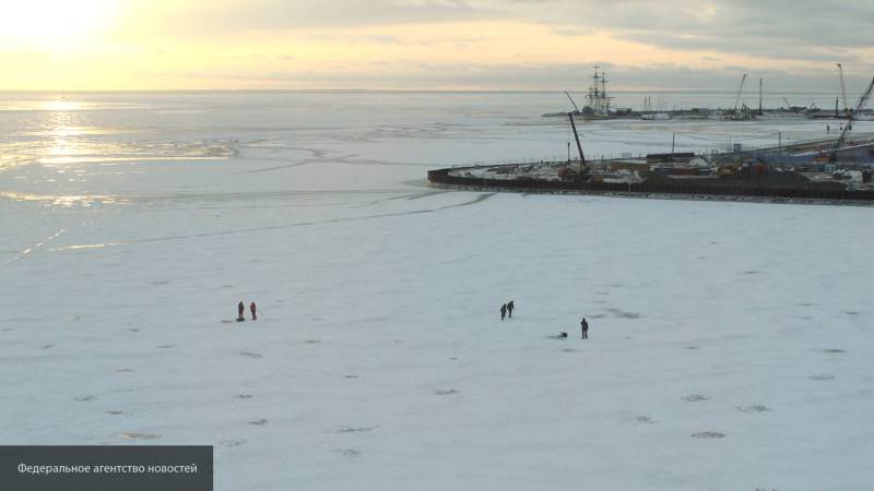 Рыбак на Ладожском озере ушел под непрочный лед в поисках хорошего клева