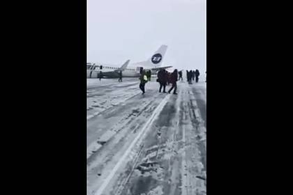 Аэропорт Усинска закрыли после жесткой посадки Boeing 737-524