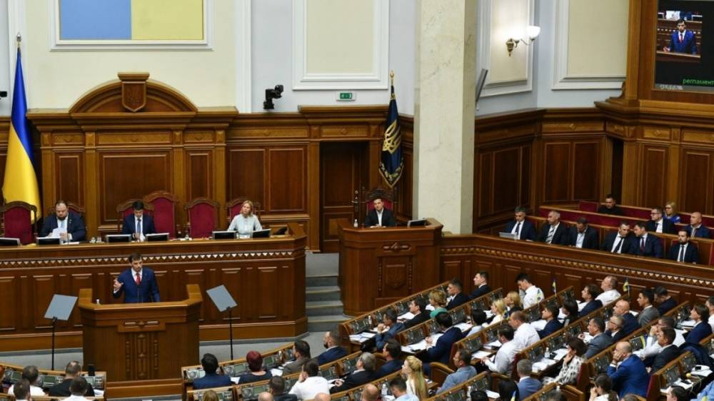 Зарплату чиновников на Украине решили привязать к средней по стране