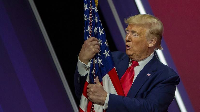 Трамп обнял и поцеловал американский флаг